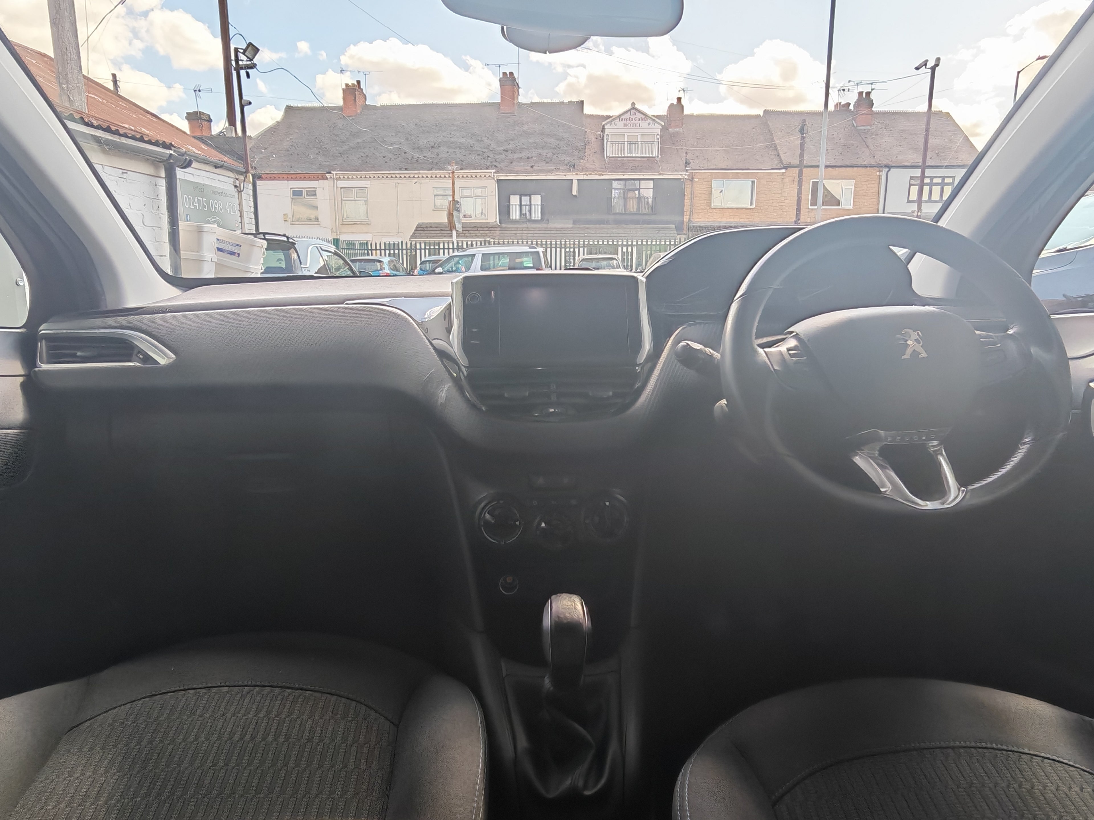 Peugeot 208 Signature