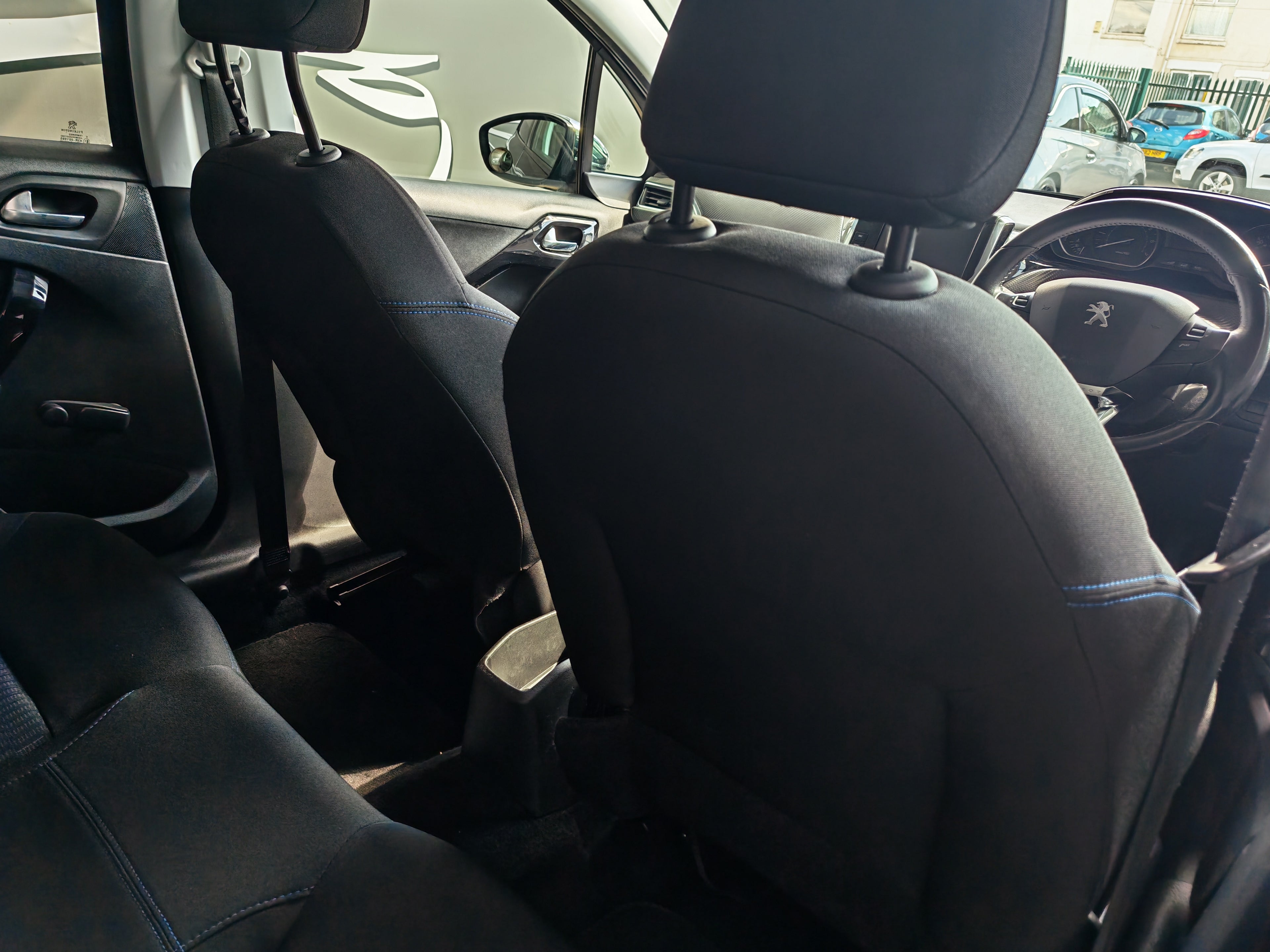 Peugeot 208 Signature