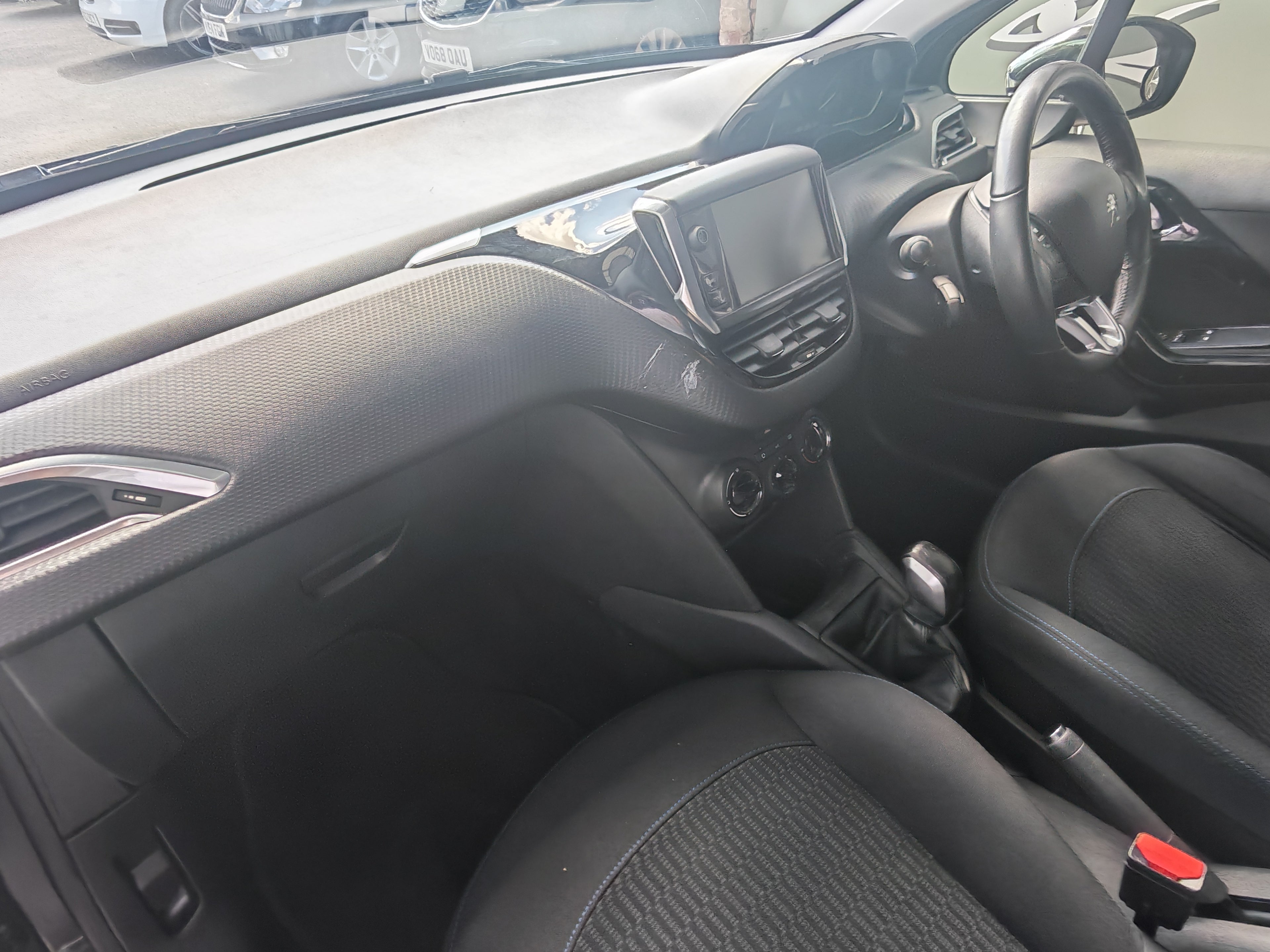 Peugeot 208 Signature