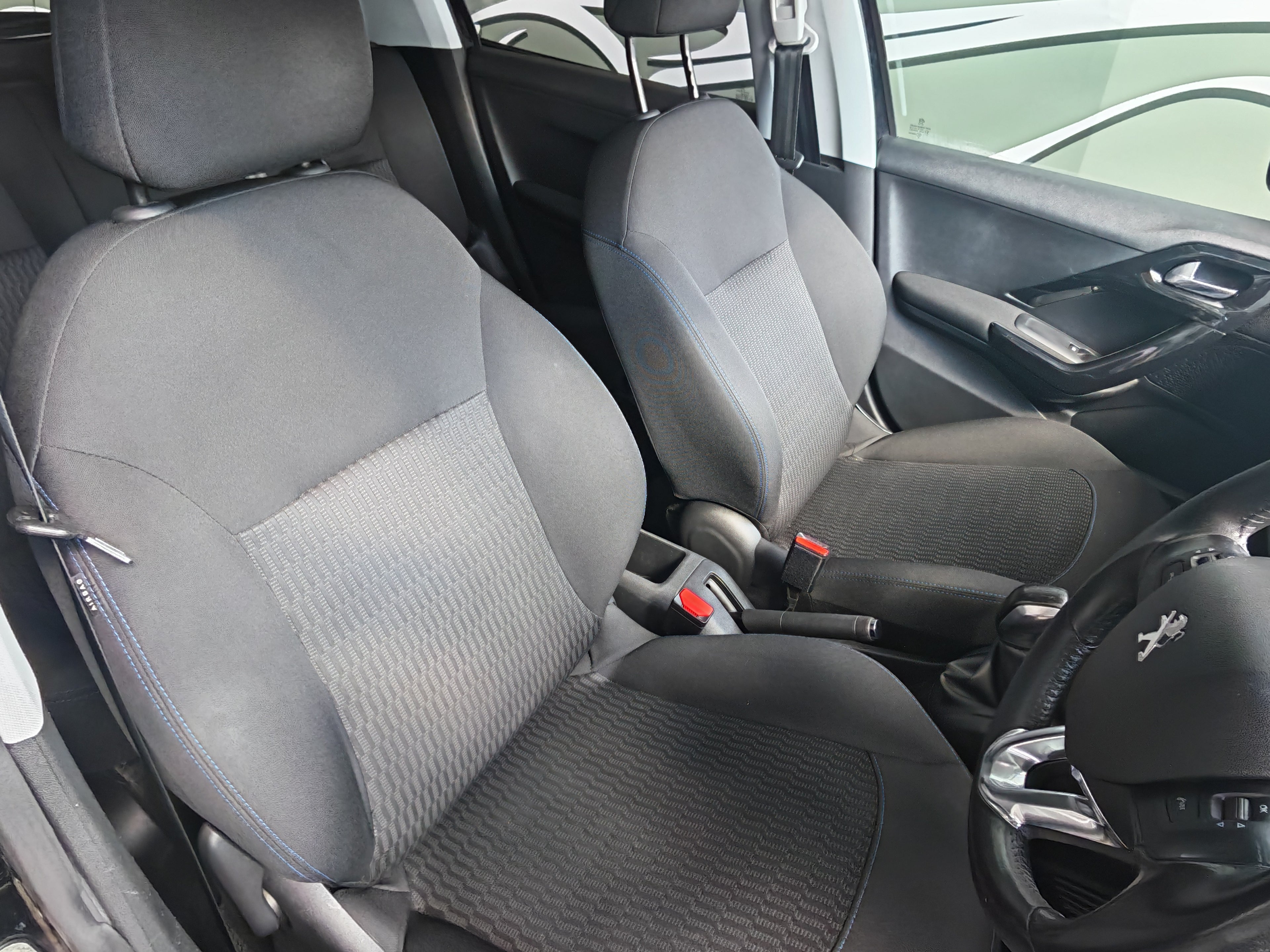 Peugeot 208 Signature